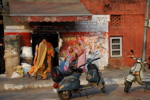Les boutiques les plus traditionnelles persistent en plein coeur de Delhi: ici, à cent mètres de Khan Market, l'un des marchés les plus chics de la capitale...
