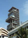 Cet étrange bâtiment, c'est la "maison" de Mukesh Ambani, première fortune d'Inde, une tour entière pour lui, sa femme et leurs deux enfants. Valeur estimée: un milliard de dollars (11/22)