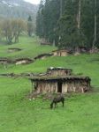 Huttes de bergers dans les montagnes