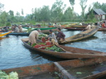 Le marché flottant rassemble à l'aube...