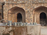 Un peu partout dans Delhi on tombe sur des lieux ayant échappé au temps, comme dans Khairul Manazil Masjid, en plein centre ville (8/16)