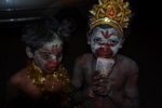Nuit de Diwali, deux petits mendiants déguisés en Hanuman, le dieu singe. New Delhi