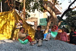 Site de construction d’un immeuble, les enfants des ouvriers. New Delhi