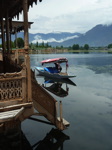 Shikara (barque traditionnelle) et house boat sur le lac de Srinagar. Cachemire