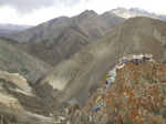 Drapeaux de prières dans les montagnes près de Lamayuru. Ladakh