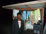 Certains réussissent à s'en sortir à peu près: à force d'économiser, Rahul a pu s'acheter cette "boutique sur roues" dans laquelle il vend bonbons et chips, ce qui lui permet de gagner correctement sa vie. Mais il continue à venir au Centre FXB tous les jours...