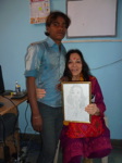 Ramzan, jeune artiste particulièrement doué, offre à Albina son portrait.