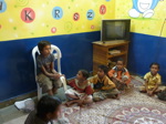 A tour de rôle, les enfants eux mêmes font répéter les nombres à leurs camarades.