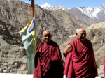 Rizong: les moines font une pause entre deux séances de prière