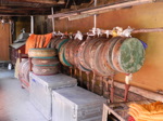 Pour le clin d'oeil: stock de tambours usagés dans un autre monastère, à Chemrey (19/19)