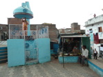 Ce bidonville est peuplé d'intouchables: la statue d'Ambedkar, leur héros, trône au milieu du slum.