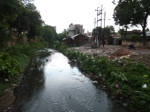 Comme le montre cette rivière en pleine ville, la question du traitement des déchets solides demeure entière...